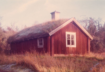 Förfallet hus i Förola 1975