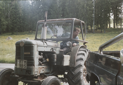 Peter Länn kör traktor