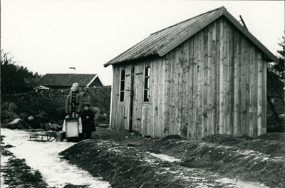 Frida Ekström, Fagerhult, f 1890-08-03, med son Bernt, f 1915-11-29, vid sin nya tvättstuga.