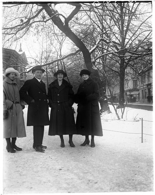 Gruppfoto utanför Hedvig Eleonora kyrka