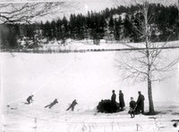 Militärer liggande med gevär på snö.