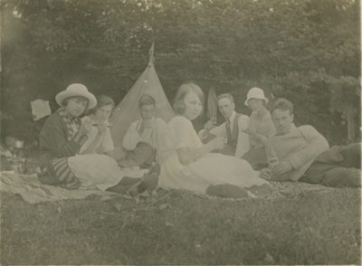 Einar Höglund med vänner på picknick