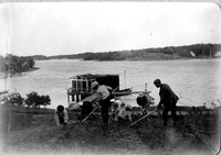 Arbete med köksträdgården nedanför Gamla Gästgivaregården, Gamla Oxelösund, tidigt 1900-tal
