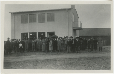 Folksamling framför byggnad, 1935