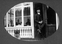 Rökpaus utanför en glasveranda, troligen Artur Lundqvist (1887-1959)