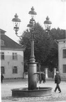 Stora Torget i Nyköping, gamla brunnen med gaslyktor, foto 1922