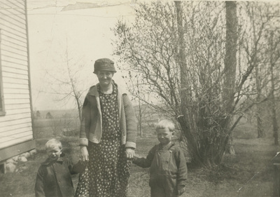 Mor Hellen och två av Ediths pojkar
