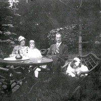 Familjen och en hund vid Björkliden