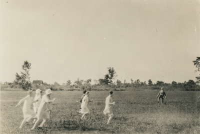 Män och kvinnor springer på ett fält