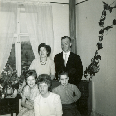 Agnetas familj framför radiogrammofonen