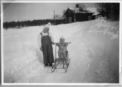 Maud och Hans Lindberg i snön vid Tibble i Skultuna 1950-51