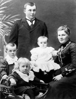 Maria och Carl Ahlstrand med barnen Mauritz, Folke och Maj-Sofi, 1903 eller 1904.