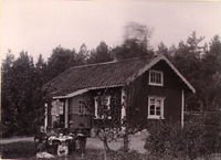 Karl-Erik och familjen vid sin stuga, Presttorp (Prästtorp) i Lids socken