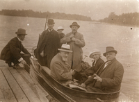Hanna och Sven Palme med besökare i båten på Ånga gård