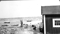 Källskären, Oxelösund, män i arbete utanför fiskebodarna, tidigt 1900-tal