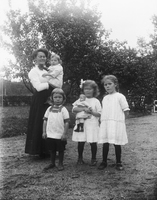 Kvinna med fyra barn