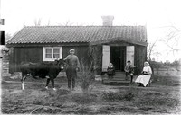 Johan Karlsson, Stora Hult (Storhult), med hushållerska Tilda Öhman (?) och hennes barn
