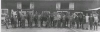 Stalldrängar och unga pojkar med hästar uppställda framför ladugårdsbyggnaden 1917