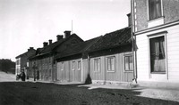 Gatubild med kullerstensgata och bebyggelse, Östra Kyrkogatan 7-13 i Nyköping