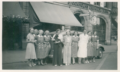 Karin Wohlins arbetskamrater på Salon Coiffure på Stureplan i Stockholm i augusti 1937.