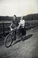 En man och en kvinna på en tandemcykel