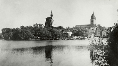 Kvarnbacken, kv. Norrtull och domkyrkan, fotograferade från Visholmen åt SO