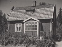 Källsätter med manbyggnad uppförd 1929.