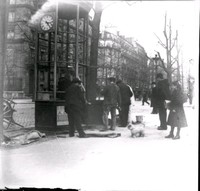 Människor i stadsmiljö, troligen Stockholm, 1890-talet