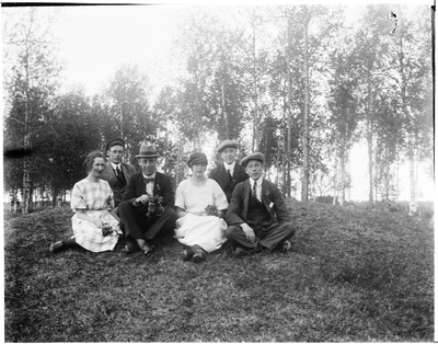 Gruppfoto på en kulle