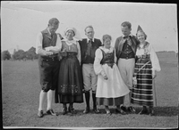 Gruppfoto av sex folkdansare vid 4-dagarsfestival i Boston, Massachusetts 1935