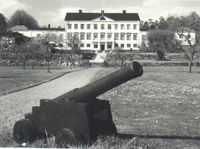 Kanon vid uppfarten till bruksherrgården i Nävekvarn år 1971