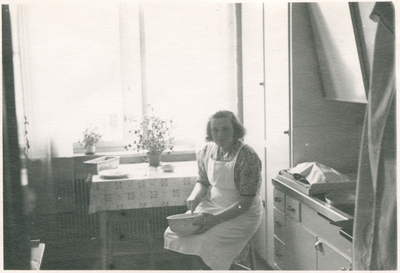 Linnea Andersson i köket år 1944