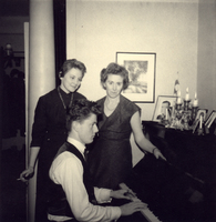 Lisbeth Andersson (1906-1984) med barnen Ulla-Christina och Kurt vid pianot omkring 1955