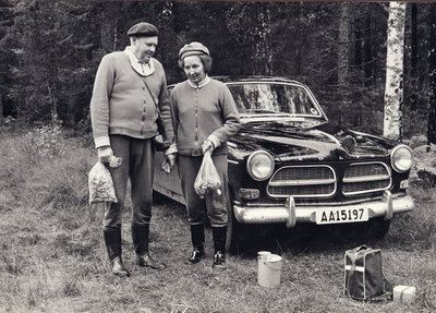 Lennart och Ruth med skörden av svamp år 1965