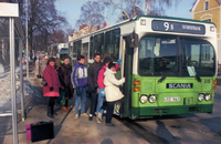 Resenärer som kliver på en tätortstrafikerad buss vid Nyköpings busstation