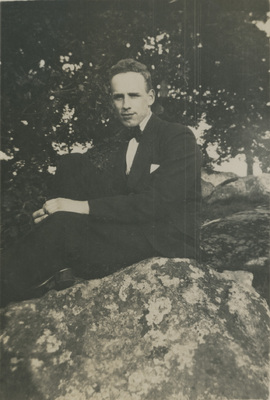 Einar Höglund sitter på en bergknalle