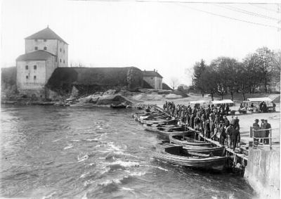 Fiskbron vid Nyköpingshus, marknadsstånd och båtar, 1920-tal