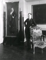 Bernhard Österman stående bredvid en målning