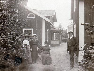 Familjen Strömvall vid Estlöt i Sättersta socken år 1910