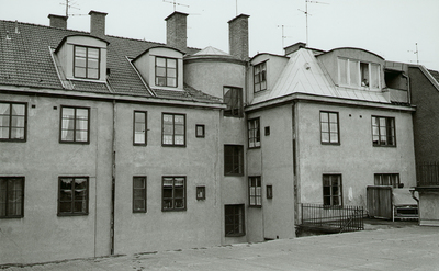 Gyllenhjelmsgatan 18 - Järnvägsgatan 6 i Strängnäs.