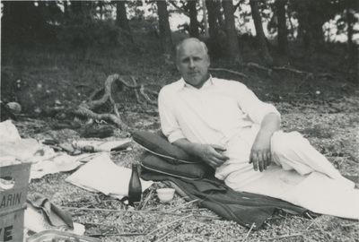 Einar Höglund på en strand