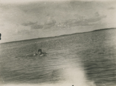 En kvinna badar