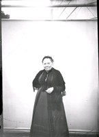 Porträtt, äldre kvinna med schal