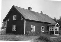 Svinsätter med manbyggnad uppförd 1908.