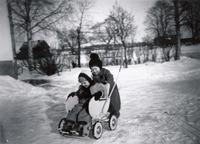 Kerstin Östling Andersson med sin syssling Svante Sewerin vid ett besök i Sala omkring 1947