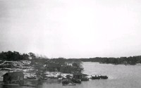 Hus, båthus och båtar vid Oxelösundskusten, tidigt 1900-tal