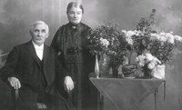 Porträtt på ett par med blommor