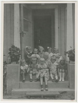 Gruppfoto av barn på trappa