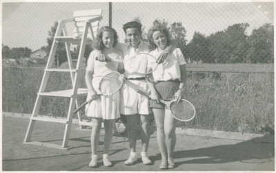 Kurt spelar tennis med ANA-kollegor år 1944