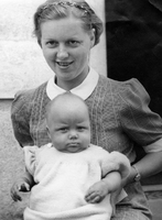 Ingrid Brolin och äldsta dottern Åsa 1941